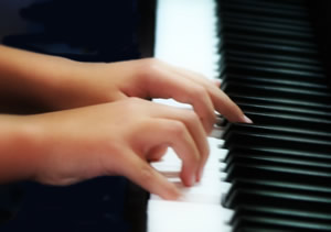 piano child hands
